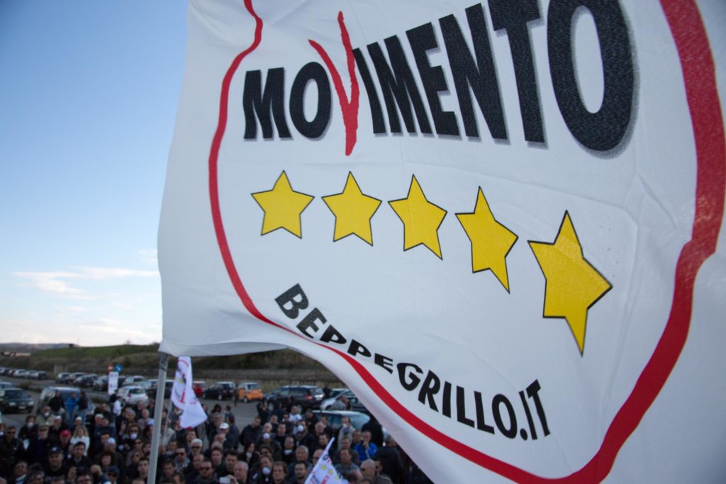 Foto LaPresse/Emiliano Albensi 15/11/2013 Melfi Grillo in Basilicata per Succede Tour  Nella foto: uno dei momenti del tour di Beppe Grillo in Basilicata. Grillo è arrivato nella regione lucana per sostenere la candidatura di Piernicola Pedicini alle elezioni regionali. Qui il leader del Movimento Cinque Stelle incontra i cittadini davanti a Fenice, l'inceneritore dell'indotto Fiat di Melfi.Foto LaPresse/Emiliano Albensi 15/11/2013 MelfiMovimento 5 Stelle party leader Beppe Grillo campaign in Basilicata