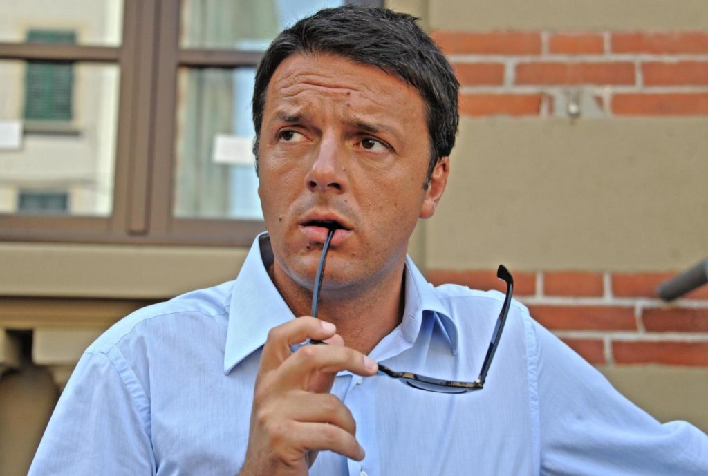 Il sindaco di Firenze Matteo Renzi partecipa alla cerimonia di consegna delle chiavi di sei nuovi alloggi di edilizia residenziale pubblica, 05 agosto 2013 a Firenze. ANSA/MAURIZIO DEGL' INNOCENTI