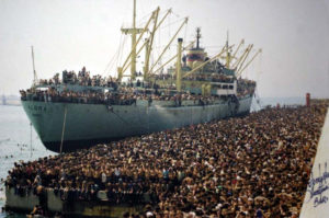Profughi_della_Vlora_in_banchina_a_Bari_8_agosto_1991