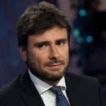 alessandro-di-battista-mes-mi-fido-di-conte-chi-e-eta-altezza-moglie-figlio-biografia-m5s