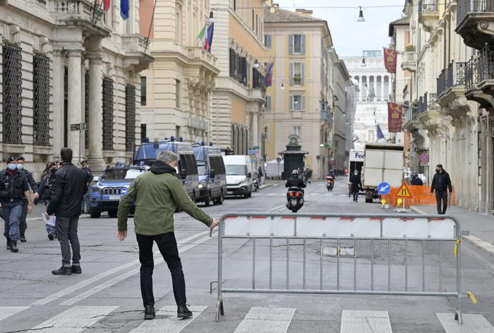 Presidi delle forze impegnate nell'ordine pubblico a prevenzione della manifestazione non autorizzata prevista nel pomeriggio nel centro di Roma, 12 aprile 2021. ANSA/CLAUDIO PERI