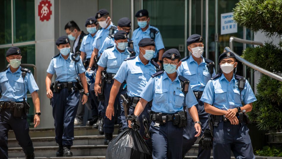 Hong Kong Police Arrests Top Apple Daily Staff Using Security Law Police Officers are seen leaving the headquarters of the Apple Daily newspaper and its publisher Next Digital Ltd. in Hong Kong, China, on Thursday, June 17, 2021. Hong Kong s national security police arrested five executives of the pro-democracy Apple Daily newspaper for suspected breaches of the national security law, local news outlets reported Thursday, as the government escalated its campaign against well-known activist and media tycoon Jimmy Lai. Hong Kong China yuen-hongkong210617_np25B PUBLICATIONxNOTxINxFRA Copyright: xVernonxYuenx