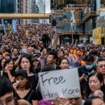 manifestanti-hong-kong-airdrop-696x479